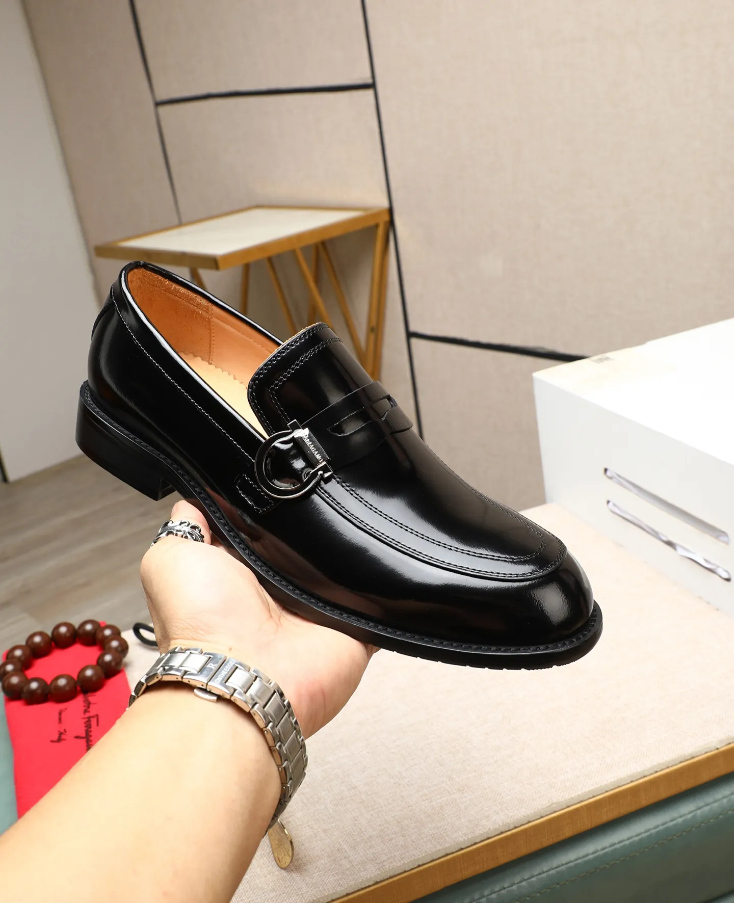 Men's shoes 💰560 📛📛(water-dyed cow lining) Salvatore Ferragamo high-end (Salvatore Ferragamo) is the world's top luxury footwear brand. It comes from the fashion kingdom of Italy. It is famous all over the world for its traditional handmade design and novel styles... 🚶🏻🚶🏻New suit shoes are available simultaneously at the counter. This model is made of pure handmade imported Italian calfskin fabric ➕soft water-dyed cowhide lining Original authentic outsole🌀🌀Size: 38➖44 (45 46 customized)
